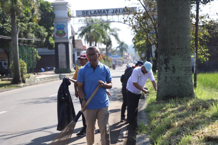 Para aparatur Pemkab Garut melaksanakan kegiatan Kamis-Jumat Bersih di beberapa lokasi perkotaan. 26/04/2024