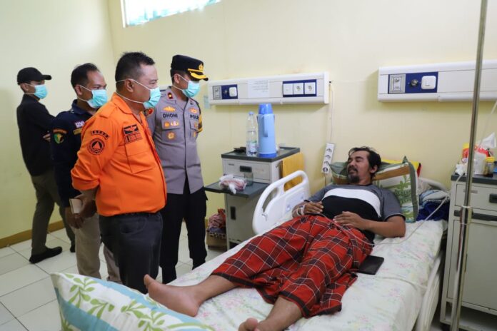 : Pj Gubernur Jawa Barat, Bey Machmudin, dan Pj Bupati Garut, Barnas Adjidin, meninjau langsung lokasi terdampak bencana gempa magnitudo 6.2 di Kabupaten Garut, Minggu (28/04/2024).