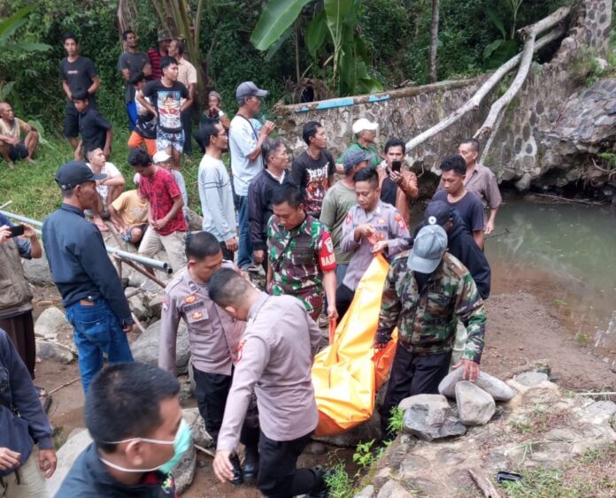 Polisi evakuasi mayat Wahyudin yang tewas mengambang di bendungan Kali Cileungsir.