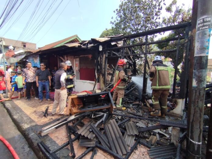 Kebakaran yang terjadi kios pangkas rambut yang berlokasi di Jalan Cimanuk, Kelurahan Paminggir, Kecamatan Garut Kota, habis dilalap api, Jum'at (3/5/2024)