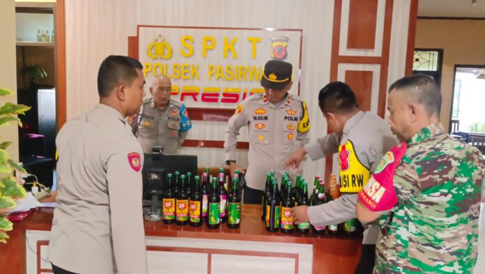 Polsek Pasirwangi Amankan Puluhan botol miras dalam oprasi gabungan Jumat (03/05/2024).