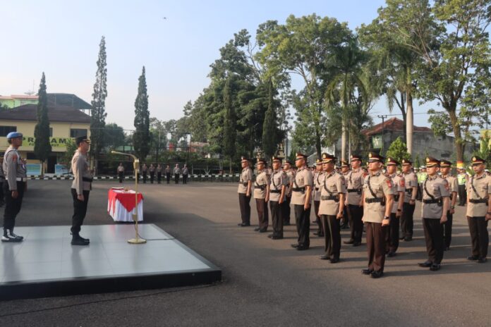 Kapolres Garut Pimpin Langsung Acara Upacara Serah Terima Jabatan Dan Pemberian Penghargaan Kepada Personil Polres Garut Yang Berprestasi Rabu (08/05/2024).