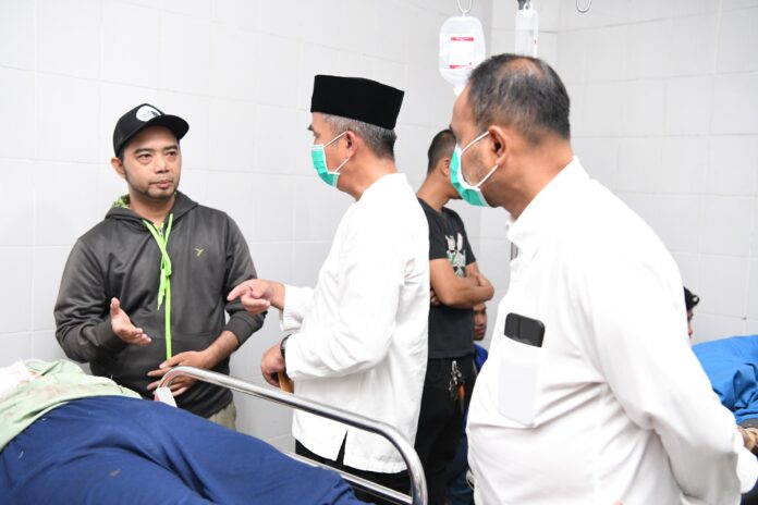 Penjabat Gubernur Jawa Barat Bey Machmudin mengecek kondisi korban luka kecelakaan bus maut yang dirawat di RSUD Subang, Minggu (12/5/2024) dini hari.