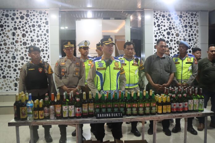 Polres Garut amankan puluhan botol miras dalam patroli KRYD Sabtu (11/05/2024).