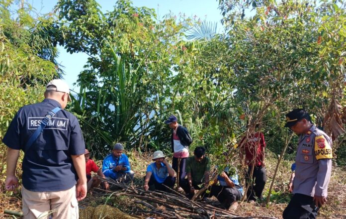 Petugas Kepolisian dan puskesmas Evakuasi Mayat yang tergeletak di kebun kamis (16/05/2024).
