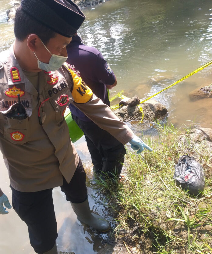 Polsek wanaraja cek Tkp penemuan mayat bayi laki-laki di tepi sungai cimanuk Garut, Jumat (17/05/2024) kemarin.