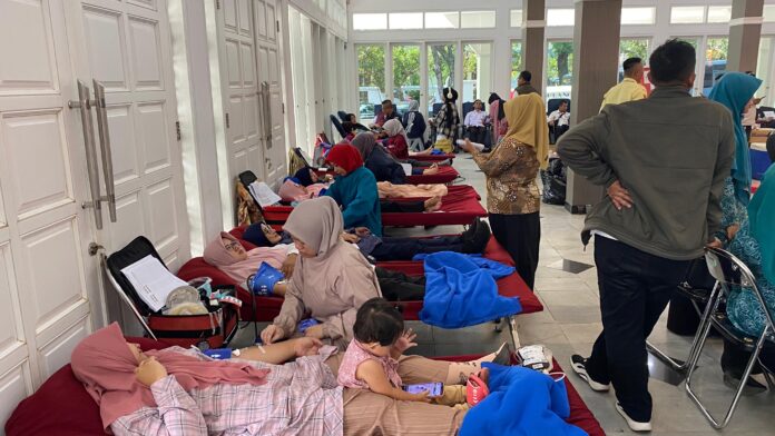 Pelaksanaan Gebyar Donor Darah dalam rangka Hari Kesatuan Gerak PKK ke-52 yang berlangsung di Gedung Pendopo Garut, Kecamatan Garut Kota, Kabupaten Garut, Rabu (22/5/2024).