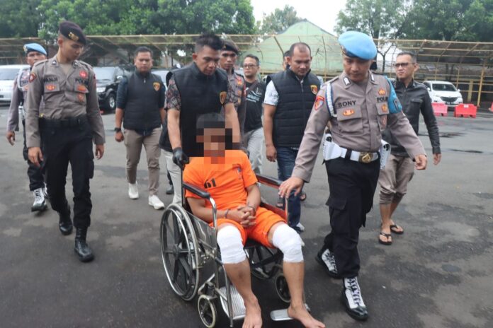 Pelaku kasus pembunuhan IRT di Cikajang Garut saat dihadirkan dalam konferensi pers. Jumat (24/05/2024)