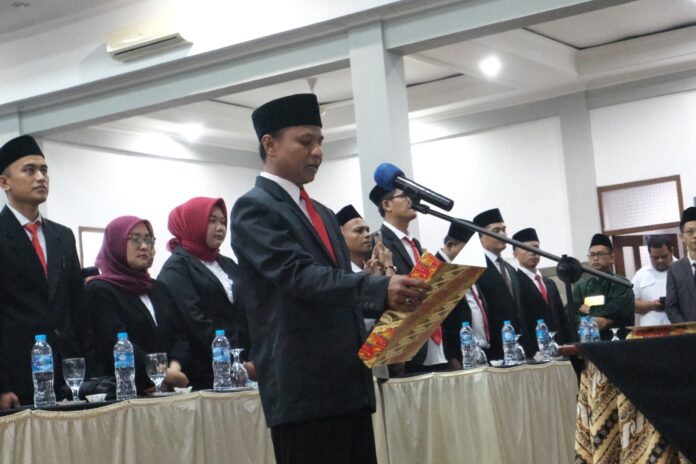 Pelaksanaan pelantikan 126 Panitia Panwascam se-Kabupaten Garut, yang dilaksanakan di Ballroom Banyu Alam Resort Hotel, Jalan Cipanas, Kecamatan Tarogong Kaler, Kabupaten Garut, Jum'at (24/05/2024).