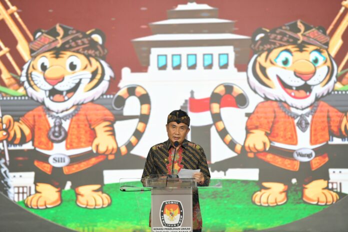 Penjabat Gubernur Jawa Barat Bey Machmudin resmi meluncurkan Pemilihan Gubernur dan Wakil Gubernur Jawa Barat Tahun 2024, di Sasana Budaya Ganesha Bandung, Senin (27/5/2024) malam.