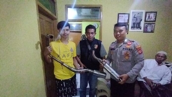 Polsek Cilawu Polres Garut mencopot knalpot brong saat melakukan razia ke sejumlah rumah warga di Desa Ngamplang, Jumat (31/5/2024).