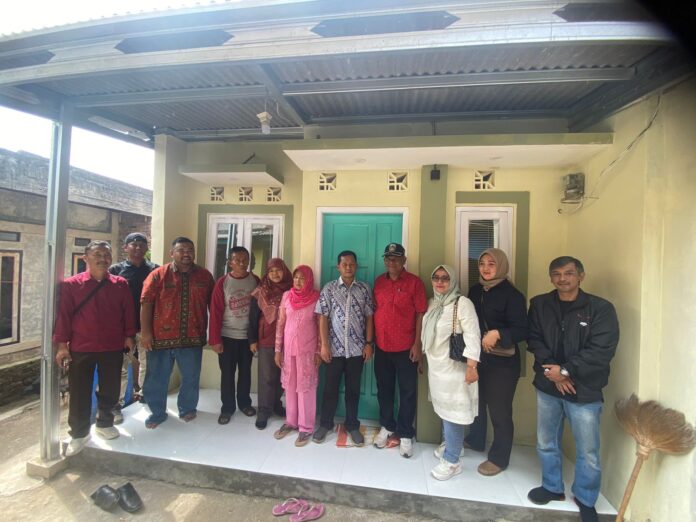 Anaggota DPRD Garut Yudha Puja Turnawan saat melihat rumah baru Anih di Kampung Sarjambe, Desa Cangkuang, Kecamatan Leles, Sabtu (1/06/2024) pagi