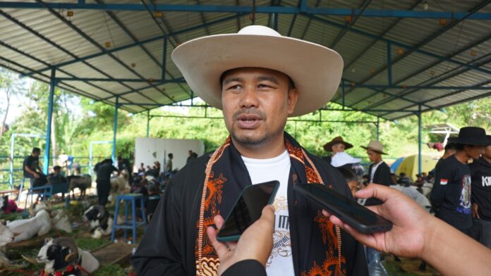 Pelaksanaan Seni Ketangkasan Domba Garut (SKDG) yang berlangsung di Pamindangan Anugrah Lebah Gunung Guntur, Desa Pasawahan, Kecamatan Tarogong Kaler, Kabupaten Garut, Minggu (9/6/2024).