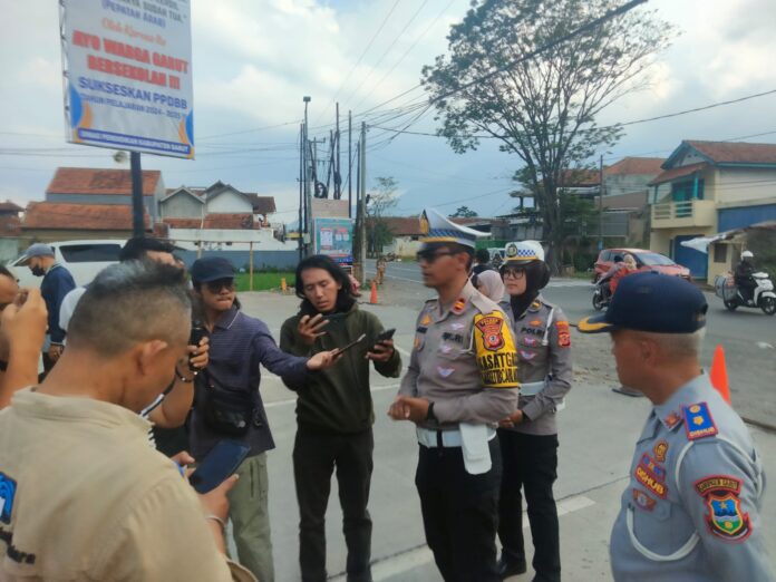 P3D dan Polres Garut Gelar Operasi pemeriksaan pajak kendaraan.