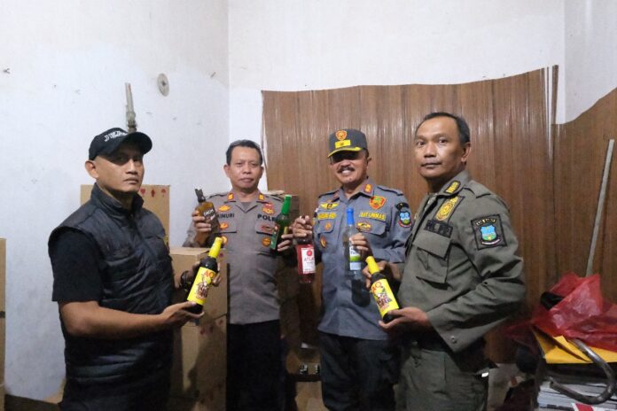 Satuan Polisi Pamong Praja (Satpol PP) Kabupaten Garut berkolaborasi dengan TNI Polri melaksanakan razia minuman keras, di area Kecamatan Garut Kota, Kabupaten Garut, Rabu (19/6/2024).