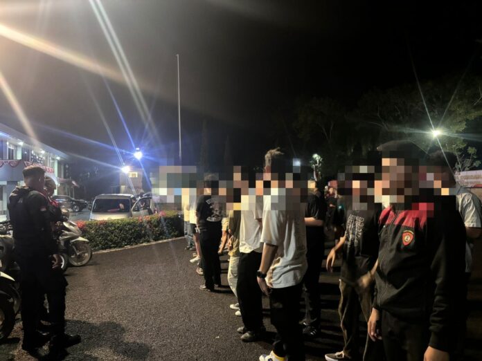 Sebanyak 33 pemuda yang sedang menenggak miras di Garut diamankan polisi