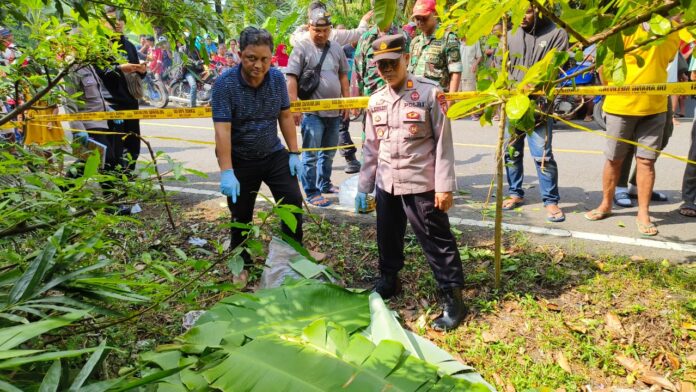 Polisi Cek Tkp Mayat terpotong-potong ditemukan di Jalan Raya Cibalong Garut, Minggu (30/6/2024).