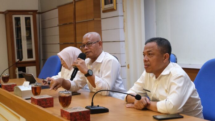 Rapat Pemantapan Rencana Relokasi Pedagang Kaki Lima (PKL) Jalan Ahmad Yani ke Jalan Pasar Baru yang berlangsung di Ruang Rapat Wakil Bupati, Jalan Pembangunan, Kecamatan Tarogong Kidul, Kabupaten Garut, Rabu (17/7/2024).