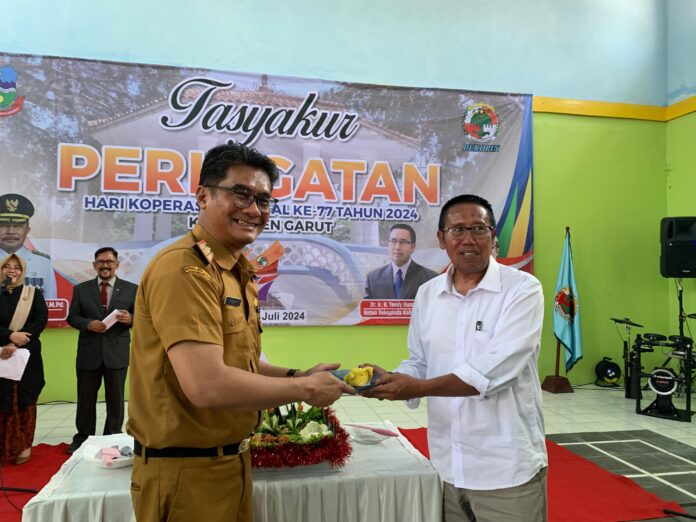 Pelaksanaan Tasyakur Peringatan Harkop ke-77 Tahun 2024 tingkat Kabupaten Garut, yang dilaksanakan di Sekretariat Dekopinda Kabupaten Garut, Jalan Aruji Kartawinata, Kecamatan Tarogong Kidul, Kabupaten Garut, Selasa (30/7/2024).