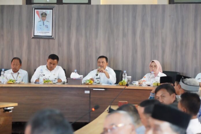 Pj. Bupati Garut memimpin Rapat Persiapan HUT ke-79 Kemerdekaan Republik Indonesia tingkat Kabupaten Garut, di Aula BPKAD Kabupaten Garut, Jalan Kiansantang, Kecamatan Garut Kota, Kabupaten Garut, Rabu (31/7/2024).