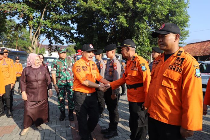 Pelaksanaan Apel Gelar Pasukan dalam rangka Kesiapsiagaan Menghadapi Bencana Kekeringan dan Kebakaran Hutan dan Lahan (Karhutla) Tahun 2024 di Kabupaten Garut yang berlangsung di Lapangan Sekretariat Daerah (Setda) Garut, Jalan Pembangunan, Kecamatan Tarogong Kidul, Kabupaten Garut, Kamis (1/8/2024).