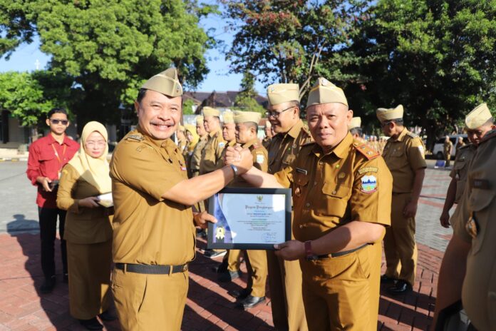 Penjabat (Pj) Bupati Garut, Barnas Adjidin, memimpin apel gabungan di lingkungan Pemerintahan Kabupaten (Pemkab) Garut yang berlangsung di Lapangan Sekretariat Daerah (Setda) Garut, Jalan Pembangunan, Kecamatan Tarogong Kidul, Kabupaten Garut, Senin (5/8/2024).