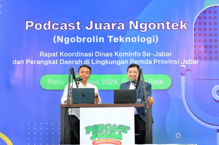 Diskominfo Kabupaten Garut, yang diwakili oleh Kabid IKP, Dang Sani Imansyah, dan Sub Koordinator Pengelolaan Informasi Bidang IKP Diskominfo Kabupaten Garut, Hanif Alfajar, menghadiri acara Rapat Koordinasi Diskominfo se-Jawa Barat, yang dilaksanakan di Aula Barat Gedung Sate Bandung, Rabu (7/8/2024).