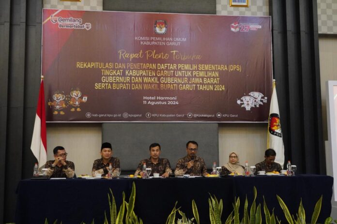 Pelaksanaan Rapat Pleno Terbuka Rekapitulasi dan Penetapan Daftar Pemilih Sementara tingkat Kabupaten Garut untuk Pemilihan Gubernur dan Wakil Gubernur Jawa Barat serta Bupati dan Wakil Bupati Garut Tahun 2024, di Ballroom Hotel Harmoni Garut, Jalan Cipanas Baru, Kecamatan Tarogong Kaler, Kabupaten Garut, Minggu (11/8/2024).