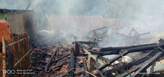 Penampakan kejadian kebakaran di Kampung Bantarpacing, RT 02 RW 06, Desa Karangagung, Kecamatan Singajaya, Kabupaten Garut, pada Rabu siang (14/8/2024).