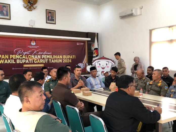 Ketua KPU memimpin Rakor Persiapan Pencalonan Pemilihan Bupati dan Wakil Bupati Garut Tahun 2024, di Aula Kantor KPU Kabupaten Garut, Jalan Suherman, Kecamatan Tarogong Kaler, Kabupaten Garut, Kamis (22/8/2024).