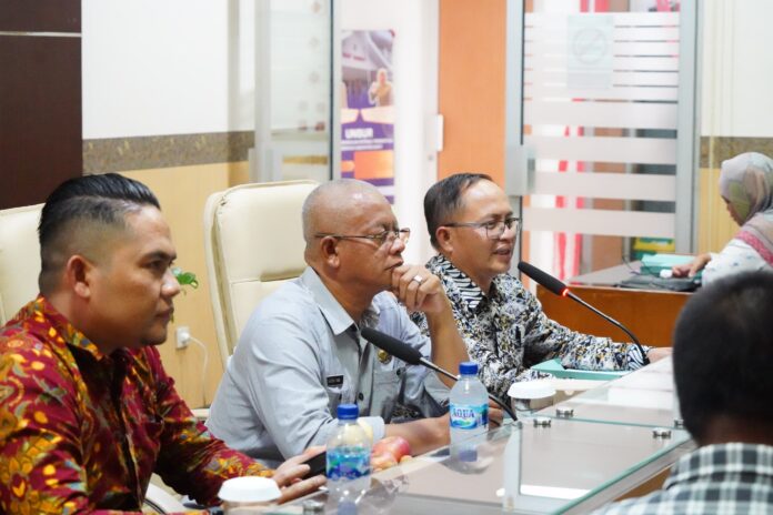 Sekda Nurdin Yana memimpin Rapat Pemetaan Kerawanan Pemilihan Kepala Daerah (Pilkada) Tahun 2024, bersama Forum Kewaspadaan Dini Masyarakat (FKDM) Kabupaten Garut, di Aula Kantor Dinas Ketahanan Pangan (DKP) Kabupaten Garut, Jum'at (23/8/2024).