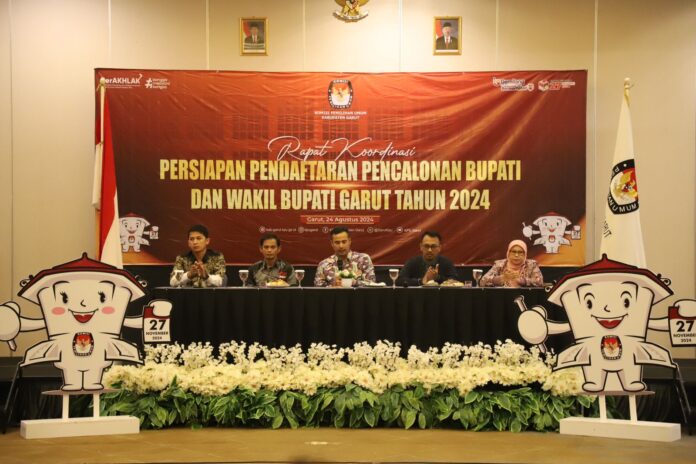 Ketua KPU Kabupaten Garut memimpin Rapat Koordinasi (Rakor) Persiapan Pendaftaran Pencalonan Bupati dan Wakil Bupati Garut Tajun 2024, yang dilaksanakan di Fave Hotel Garut, Sabtu (24/8/2024).