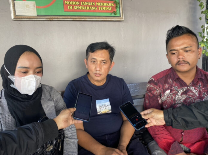 6A622563-D701-4741-83B9-5D39890C4A5F Anton Widiatno, S.H Pengacara korban (Tengah) bersama keluarga korban pembunuhan saat di wawancara media di Pengadilan Negeri Garut, Kamis (19/09/2024).