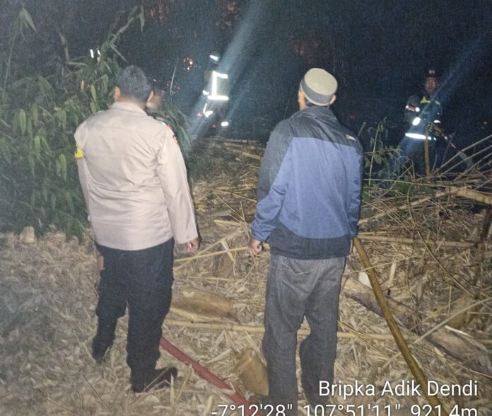 Petugas Disdamkar Garut dibantu aparat setempat dan masyarakat memadamkan kebakaran di sebuah lahan kebun bambu yang berlokasi di Kampung Cisanca, Desa Mekarwangi, Kecamatan Tarogong Kaler, Kabupaten Garut, Rabu (4/9/2024).