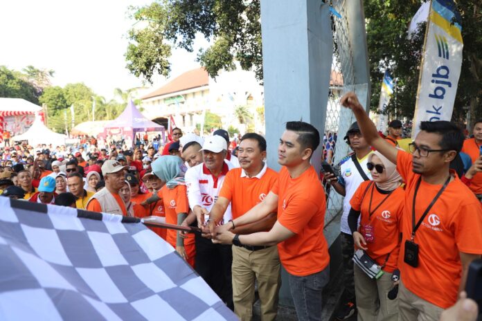 Pelaksanaan Jalan Sehat dalam rangka Peringatan Hari Ulang Tahun (HUT) Republik Indonesia ke-79 yang berlangsung di Alun-Alun Garut, Kecamatan Garut Kota, Kabupaten Garut, Minggu (8/9/2024).