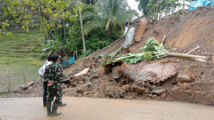 Dampak kejadian tanah longsor di beberapa desa di Kecamatan Cihurip, Kabupaten Garut, Selasa-Rabu (10-11/9/2024).