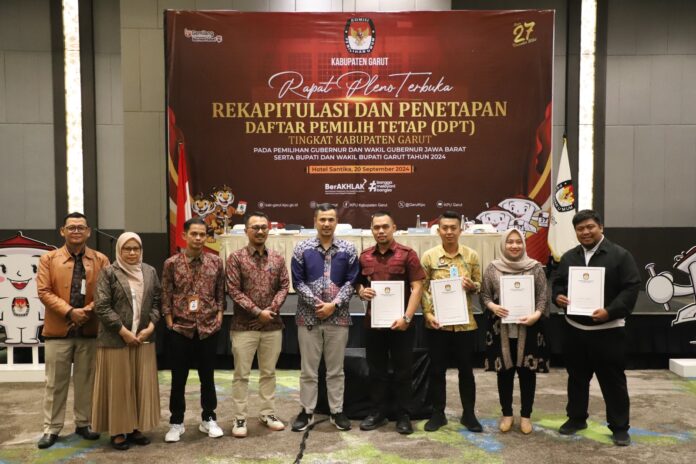 Pelaksanaan Rapat Pleno Rekapitulasi dan Penetapan DPT tingkat Kabupaten Garut pada Pemilihan Gubernur dan Wakil Gubernur Jawa Barat serta Bupati dan Wakil Bupati Garut Tahun 2024 yang dilaksanakan di Ballroom Hotel Santika, Jalan Cipanas Baru, Kecamatan Tarogong Kaler, Kabupaten Garut, Jum'at (20/9/2024).