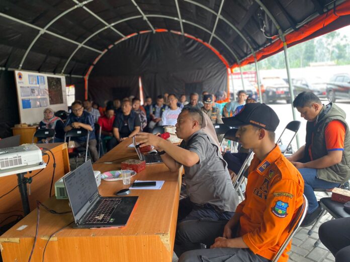 Pelaksanaan Rakor Pembahasan Penanganan Bencana Gempa Bumi di Wilayah Kabupaten Garut, yang dilaksanakan di Pos Komando Penanganan Darurat Bencana Gempa Bumi di Kantor Kecamatan Pasirwangi, Kabupaten Garut, Minggu (22/9/2024).