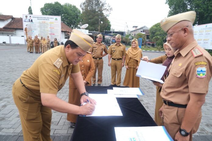 Pelaksanaan Penandatanganan Pakta Integritas Netralitas Aparatur Sipil Negara (ASN) di lingkungan Pemerintah Kabupaten (Pemkab) Garut yang berlangsung di Lapangan Sekretariat Daerah (Setda) Kabupaten Garut, Jalan Pembangunan, Kecamatan Tarogong Kidul, Kabupaten Garut, Senin (24/9/2024).