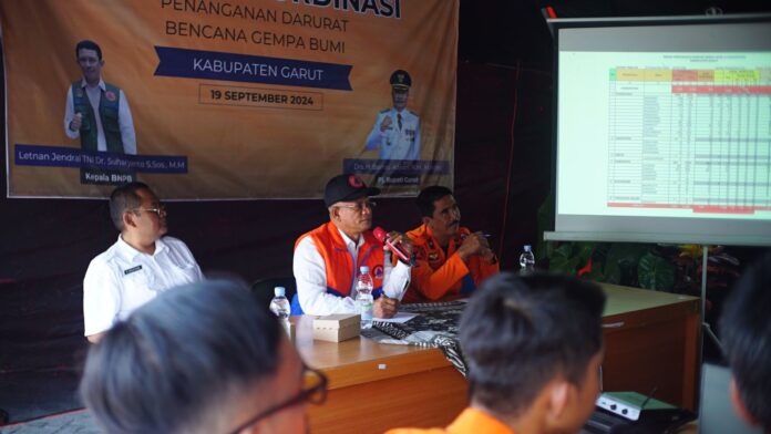 Sekda Kabupaten Garut memimpin Rapat Pembahasan Penanganan Bencana Gempa Bumi di Wilayah Kabupaten Garut, di Posko Penanganan Darurat Bencana Gempa Bumi tepatnya di Halaman Kantor Kecamatan Pasirwangi, Kabupaten Garut, Rabu (25/9/2024).