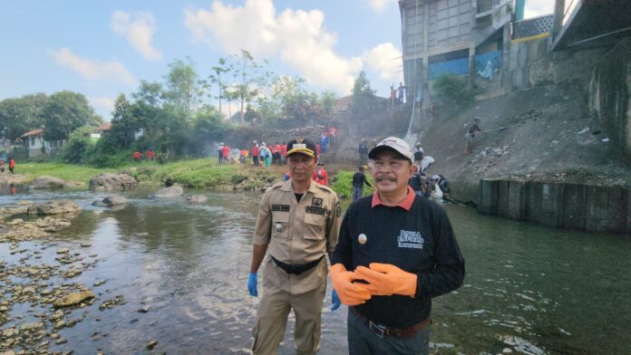 Penjabat (Pj) Bupati Garut, Barnas Adjidin, terjun langsung bersama masyarakat dalam kegiatan Aksi Bersih Sungai dalam rangka _World Cleanup Day Indonesia_ (WCDI) Tahun 2024 yang berlangsung di Sungai Cipalebuh, Kecamatan Pameungpeuk, Kabupaten Garut, Jum'at (27/9/2024).