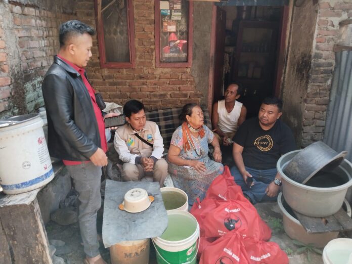 Yudha Puja Turnawan Kunjungi Nurjanah Lansia Tunanetra yang Tinggal Dirumah Tidaj Layak Huni di Desa Talagasari (Ist).