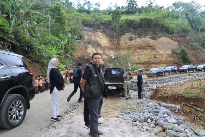 Penjabat (Pj) Bupati Garut, Barnas Adjidin, meninjau pembangunan jalan alternatif ruas Peundeuy - Cibalong yang berlokasi di Kampung Cinangsi, Desa Toblong, Kecamatan Peundeuy, Kabupaten Garut, Kamis (10/10/2024).