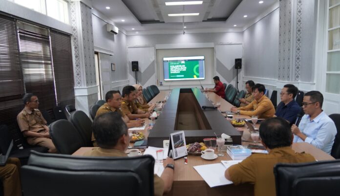 Pj Bupati Garut, Barnas Adjidin, menerima kunjungan kerja Kepala P3DW atau Kepala Samsat Kabupaten Garut, Ervin Yanuardi Effendi, di Ruang Rapat Pamengkang, Kecamatan Garut Kota, Kabupaten Garut, Selasa (15/10/2024).