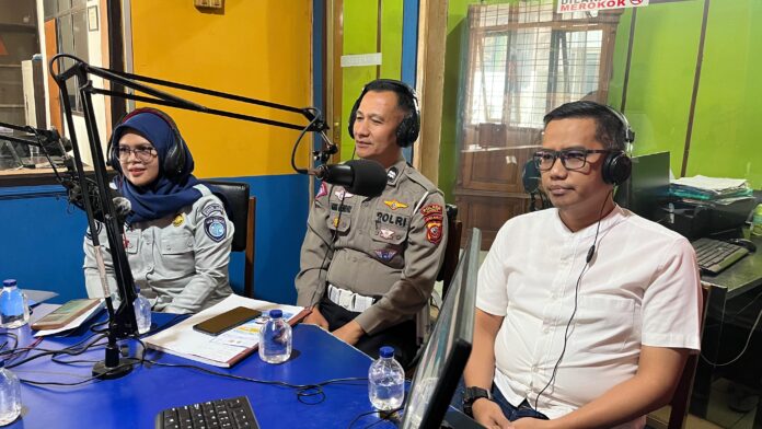 Kepala Pusat Pengelolaan Pendapatan Daerah Wilayah (P3DW) Kabupaten Garut, Ervin Yanuardi Effendi, sebagai narasumber dalam Talkshow FOKUS Vol. 53 Radio Intan, Rabu (16/10/2024).