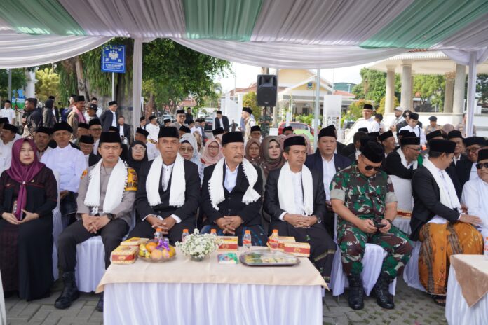 Pelaksanaan Upacara Peringatan Hari Santri Nasional (HSN) Tahun 2024 tingkat Kabupaten Garut, yang dilaksanakan di Alun-Alun Garut, Kecamatan Garut Kota, Kabupaten Garut, Selasa (22/10/2024).