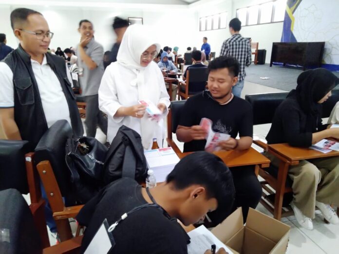 Proses pembukaan Sorlip surat suara untuk Pilkada Kabupaten Garut di Kampus 2 STIE Yasa Anggana Garut, Minggu (3/11/2024).