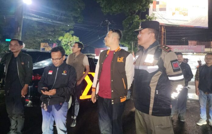 Pelaksanaan penertiban Alat Peraga Kampanye (APK) secara simbolis oleh Pasangan Calon Bupati dan Wakil Bupati yang berlangsung di area Simpang Lima, Kecamatan Tarogong Kidul, Kabupaten Garut, Jum'at malam (22/11/2024).