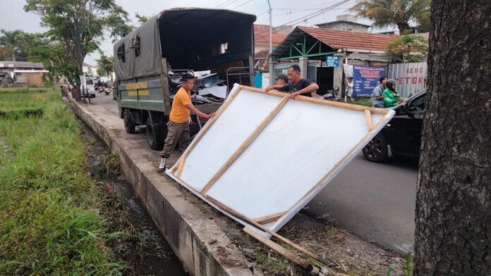 Tim Gabungan mulai melaksanakan penertiban Alat Peraga Kampanye (APK) di beberapa wilayah di Kabupaten Garut, Minggu (24/11/2024).