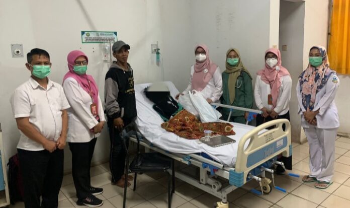 Kepala Dinas Kesehatan Garut, dr. Leli Yuliani, beserta jajaran, menjenguk sekaligus memberikan _kadeudeuh_ kepada RD warga Kecamatan Garut Kota yang diduga alami Gizi Buruk, di RSUD dr. Slamet Garut, Kecamatan Garut Kota, Kabupaten Garut, Rabu (20/11/2024).